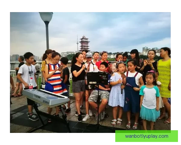 艾维街头演讲引关注 手持麦克风与路人分享独到见解与生活感悟