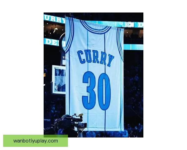 库里晒图致敬父亲球衣退役传奇光芒永照球馆穹顶