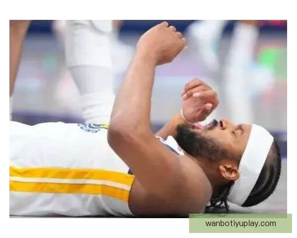 穆迪伤退接受医疗救治 双方球员泪水盈眶全场陷入沉寂